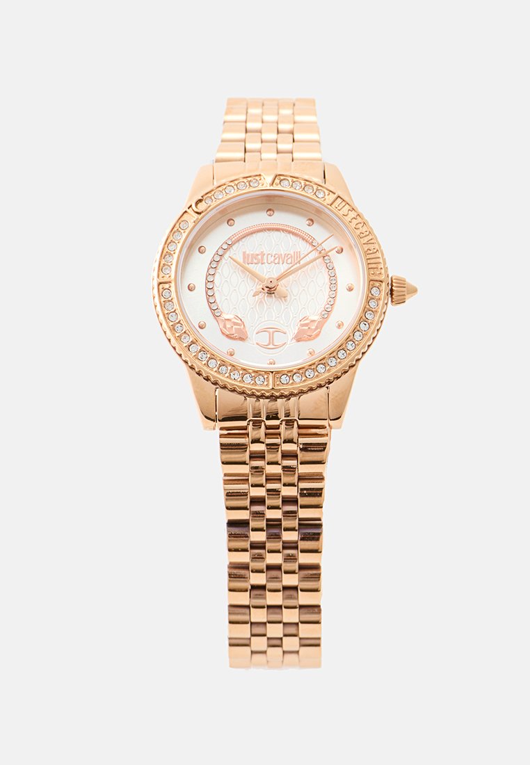 Montre en or rose avec un cadran blanc texturé et des accents en cristal autour de la lunette. Présente un design de bracelet à maillons et un branding subtil.