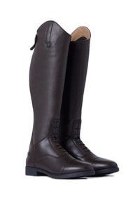 Botas de montar de piel marrón con un diseño alto, que cuentan con una cremallera lateral, detalles de cordones en la parte delantera y un acabado suave.