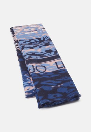 Gefalteter Schal mit abstrakten Mustern in Blau, Rosa und Marineblau sowie teilweise sichtbarem großem Text auf weißem Hintergrund.