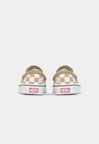Smeđe i krem kockaste cipele za slip-on s podstavljenim ovratnikom, bijelim potplatom i ružičastim Vans logotipom na peti. Glatka platnena tkanina.