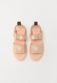 Roza sandale s sijočimi, bleščičastimi trakovi, ki imajo srčaste detajle in nastavljive sponke. Oblikovane z ravnim, oblazinjenim podplatom za udobje.