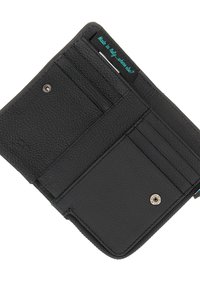 Portafoglio in pelle nera con superficie testurizzata, multiple fessure per carte, chiusura a scatto e un’etichetta interna blu con la scritta "Made in Italy."