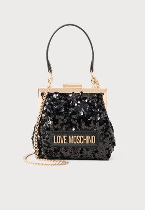 Zwarte handtas van Love Moschino, versierd met zwarte pailletten, met een gouden frame, bovenhandvat en een afneembare gouden schouderband op een witte achtergrond.
