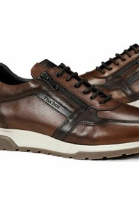Baskets en cuir marron avec un design perforé, lacets à l'avant, fermeture éclair sur le côté et une semelle blanche rembourrée pour le confort et le soutien.