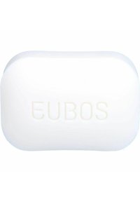 Ovaler weißer Seifenblock mit abgerundeten Ecken, der auf einer Seite ein erhabenes "EUBOS"-Markenlogo trägt. Glatte Textur mit glänzender Oberfläche.