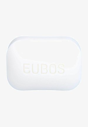 Ovaler weißer Seifenblock mit abgerundeten Ecken, der auf einer Seite ein erhabenes "EUBOS"-Markenlogo trägt. Glatte Textur mit glänzender Oberfläche.