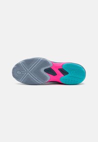 Semelle de chaussure avec une surface grise ornée d'un motif de crampons complexe, des accents rose vif et des sections turquoise pour une meilleure traction.