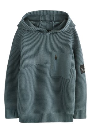 Kék kötött kapucnis pulóver vegyes bordázott mintákkal, cipzáras mellzsebbel és folttal a bal ujjon.