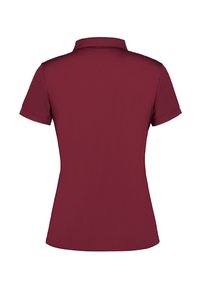 Körsbärsröd kortärmad polo med klassisk krage och slät yta. Inga synliga mönster eller detaljer på baksidan.