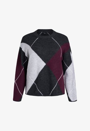Pullover mit Rundhalsausschnitt in Grau, Schwarz und Burgunderrot, mit einem Rautenmuster und weißen Nähten. Hergestellt aus weichem, strukturiertem Stoff.