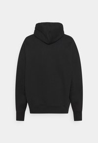 Sudadera negra, mezcla suave de algodón, corte relajado, capucha ajustable con cordón, puños y dobladillo acanalados. Diseño de espalda sin costuras, marca mínima.