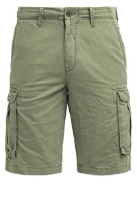 Cargo šortky v olivově zelené barvě, vyrobené z bavlny. Mezi funkce patří zapínání na knoflík, boční kapsy a uvolněný střih s mírně pomačkanou strukturou.