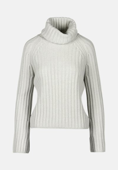 Maglione a coste grigio chiaro con collo alto, maniche lunghe e una silhouette aderente. Presenta una texture verticale e una finitura pulita.