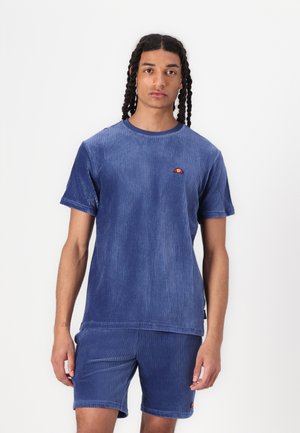 T-shirt en velours côtelé bleu délavé à manches courtes et col rond, associé à un short assorti. Petit logo sur la poitrine.