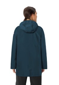 Waterdichte marineblauwe jas met capuchon, met een rechte snit en lange mouwen, een soepele textuur en een minimalistisch ontwerp.