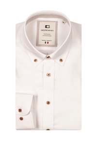 Witte overhemden met klassieke kraag, bruine knopen en een enkele manchette. Label aan de binnenkant leest "GIORDANO, Casual Identity, M."
