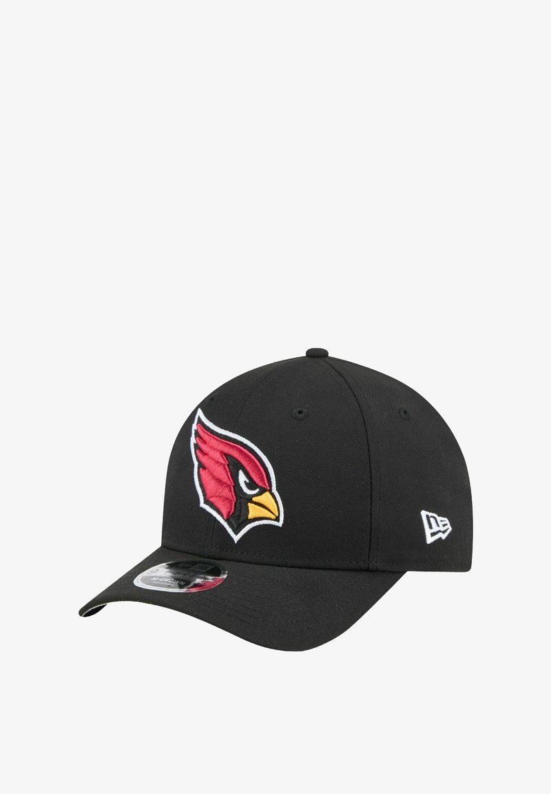 Schwarze Baseballmütze mit strukturiertem Design. Mit einem bunten, gestickten Cardinals-Logo auf der Vorderseite und einem flachen Visier.