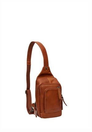 Braune Lederslingtasche mit verstellbarem Riemen, Frontreißverschlusstasche und weiteren Seitentaschen.