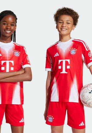 Rode en witte voetbaloutfits met korte mouwen, een gradient ontwerp, clublogo en shorts met het Adidas-logo en drie strepen.