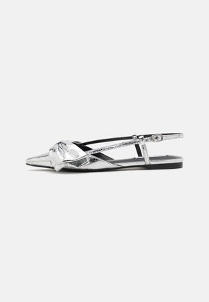 Ballerine slingback metalliche argento con punta affusolata, caratterizzate da un dettaglio annodato sul davanti e una fascia regolabile per una vestibilità sicura.