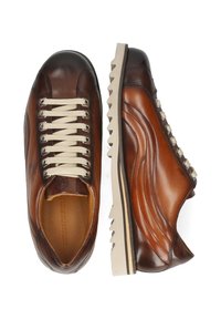 Zapatillas de cuero marrón con una superficie texturizada, cordones crema, acentos laterales curvados y una suela de goma blanca estriada.