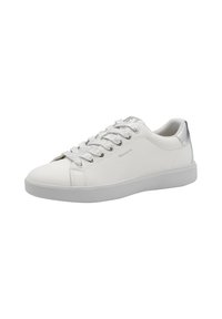 Sneaker bianca in pelle liscia con profilo basso, dotata di dettagli argentati sul tallone, lacci tono su tono e suola in gomma.