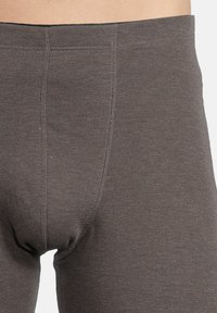 Grijze stretchleggingen hebben een zachte textuur, een elastische tailleband en een aansluitend ontwerp met verstevigde naden, geschikt voor actieve sportkleding.
