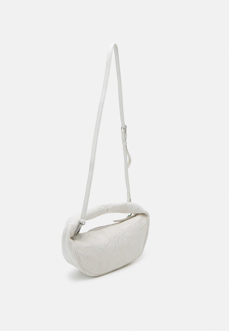 Bolso de piel blanca con relieve floral, forma redondeada, correa ajustable y cierre con cremallera. Textura suave con detalles de diseño sutiles.