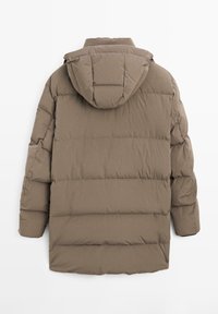 Giacca a vento marrone con cappuccio, caratterizzata da un design trapuntato, tessuto in poliestere e una vestibilità rilassata. Senza loghi o dettagli visibili.