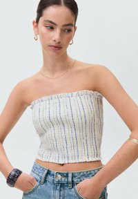 Stropløs cropped top lavet af struktureret hvidt stof med blå striber, med en rynket halsudskæring og en tætsiddende silhuet.