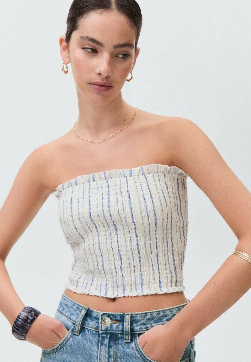 Stropløs cropped top lavet af struktureret hvidt stof med blå striber, med en rynket halsudskæring og en tætsiddende silhuet.