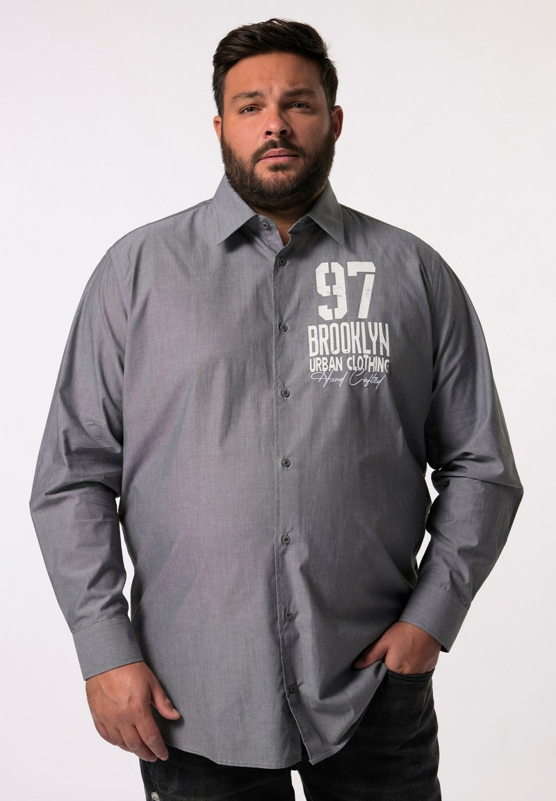 Camicia grigia a maniche lunghe con bottoni, con una trama minima. Presenta una stampa grafica frontale che include "97" e "BROOKLYN URBAN CLOTHING."