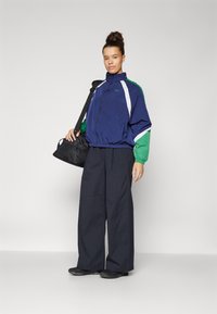 Under Armour ICON CRINKLE TRACK JACKET - Jakna za treniranje - midnight navy/team kelly green