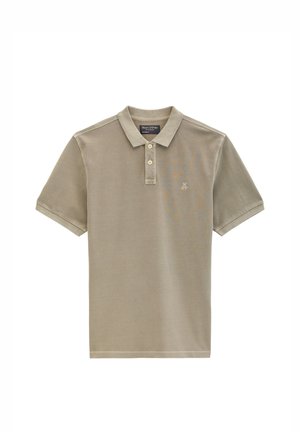 Polo beige a maniche corte con due bottoni e piccolo logo "M OP" sul petto a sinistra, mostrata distesa su sfondo bianco.