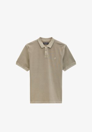 Beige poloshirt met korte mouwen, twee knopen en een klein "M OP"-logo op de linkerborst, plat afgebeeld op een witte achtergrond.