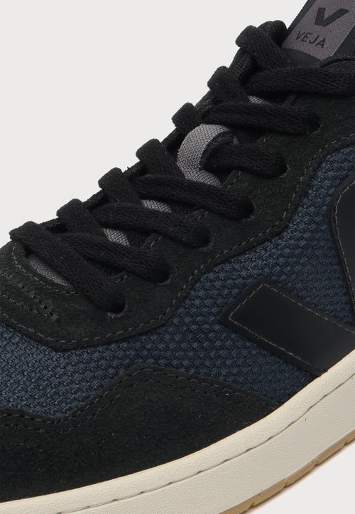 Veja Zapatillas de hombre en piel modelo v-90 Negro — photo 6