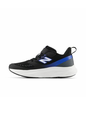 Zwarte sportschoen met blauwe en grijze accenten, witte zool, veters met klittenbandsluiting en trekriem bij de hiel, zijaanzicht op witte achtergrond.