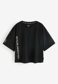 Czarna bawełniana koszulka z okrągłym dekoltem i krótkimi rękawami. Po lewej stronie nadrukowane białe napisy "YOU CAN SIT WITH US" oraz metka marki na dole koszulki.