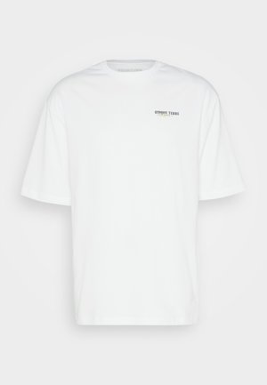 Hvitt kortermet t-skjorte laget av bomull, med et lite "Cinque Terre"-grafikk i mørkegrått på venstre brystområde. Rund hals.