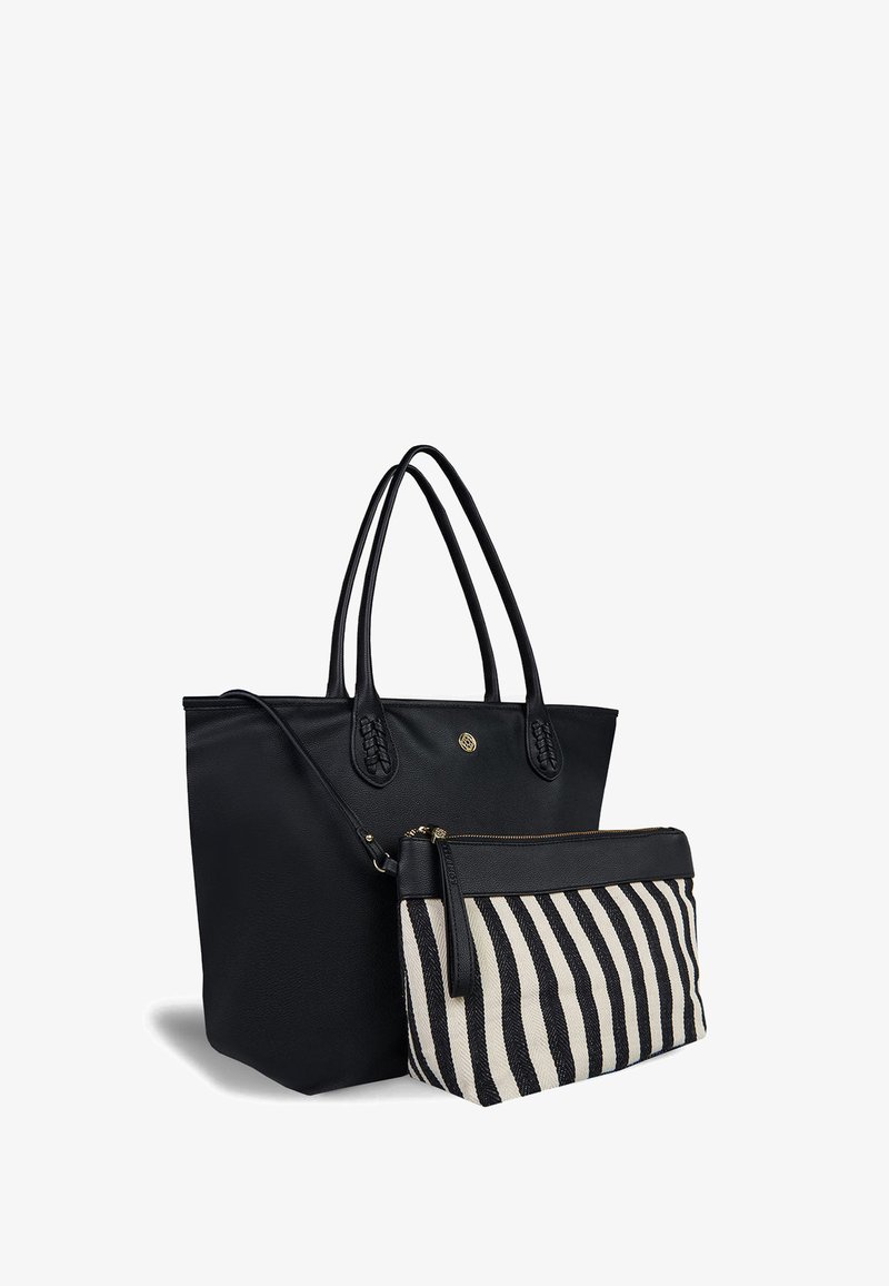 Schwarze Leder-Tote mit geflochtenen Tragegriffen, kombiniert mit einem kleineren gestreiften Beutel in Schwarz und Creme, der einen Reißverschluss hat.