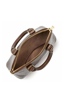 Borsa a mano in pelle marrone con esterno texturizzato, zip dorata e manici doppi. L'interno è foderato con un tessuto marrone liscio.
