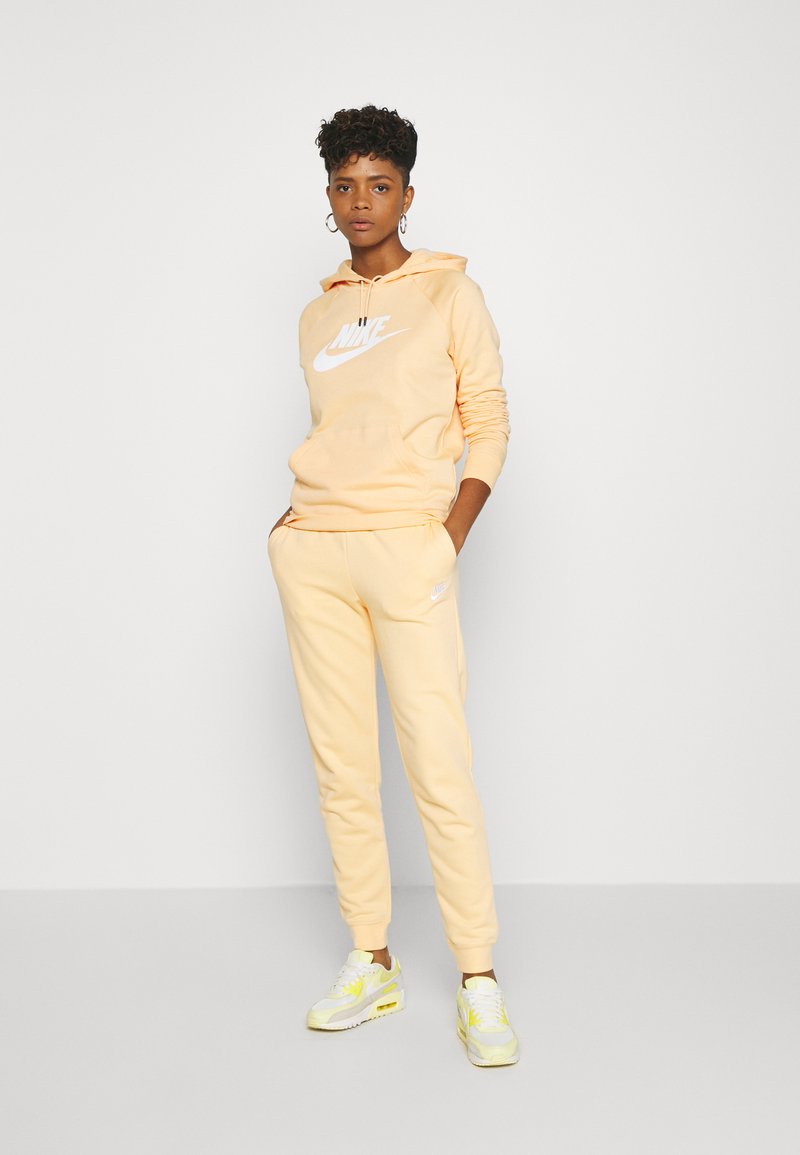 ensemble nike couleur pastel