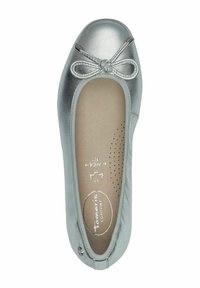 Ballerina metallic argentata con punta arrotondata, dotata di un fiocco decorativo e di una morbida fodera interna con soletta imbottita.