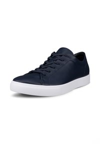 Marineblaue Ledersneaker mit schwarzen Schnürsenkeln und dicker weißer Gummisohle, schräger Blick auf Seiten- und Vorderansicht.