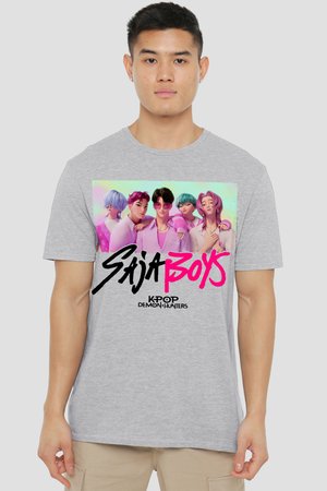 Junger Mann trägt ein graues T-Shirt mit bunten animierten Figuren und dem Schriftzug "Saiya Boys K-pop Demon Hunters" auf der Vorderseite.