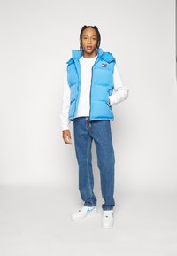 Tommy Jeans ETHAN - Calças de ganga de corte relaxado - denim medium