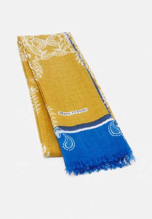 Écharpe pliée jaune moutarde et bleue avec motifs floraux et cachemire blancs, bords à franges et étiquette Marc O'Polo.