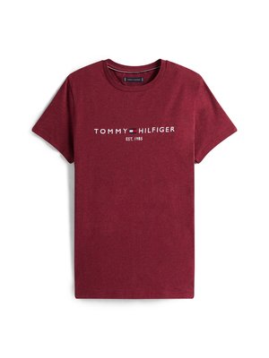 Burgundy bomull T-shirt med rund halsringning, med Tommy Hilfiger-logotypen och "EST. 1985" i vit och blå text. Kortärmad.