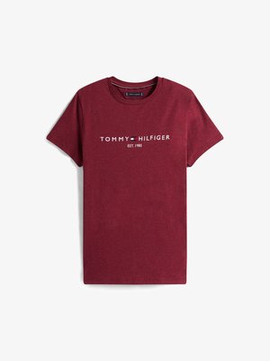 Bordeaux rød bomulds T-shirt med rund hals, der har Tommy Hilfiger-logoet og "EST. 1985" i hvide og blå bogstaver. Korte ærmer.