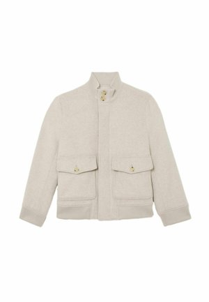 Hellbeige Wolljacke mit hohem Rippkragen, zwei vorderen Klappentaschen mit Knöpfen sowie gerippten Bündchen und Saum.